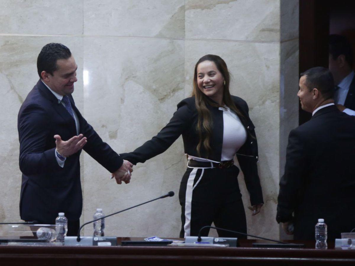 Con un romántico beso: esposa de Tomás Zambrano lo felicita tras asumir la presidencia del CN