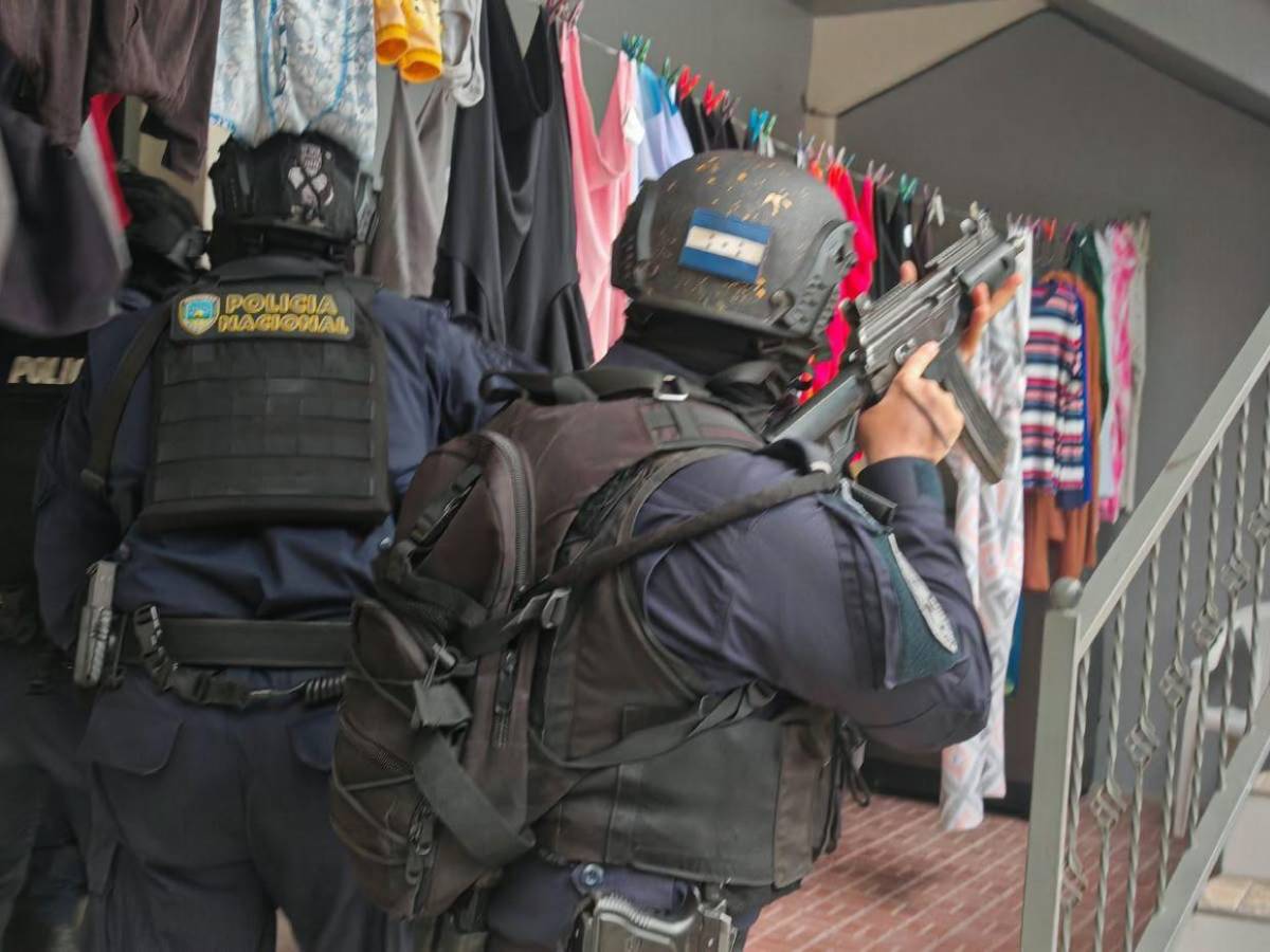 Con tatuajes de la Pandilla 18 en la cabeza y el rostro: “Atrevido” y “Cachorro”, capturados en Tegucigalpa