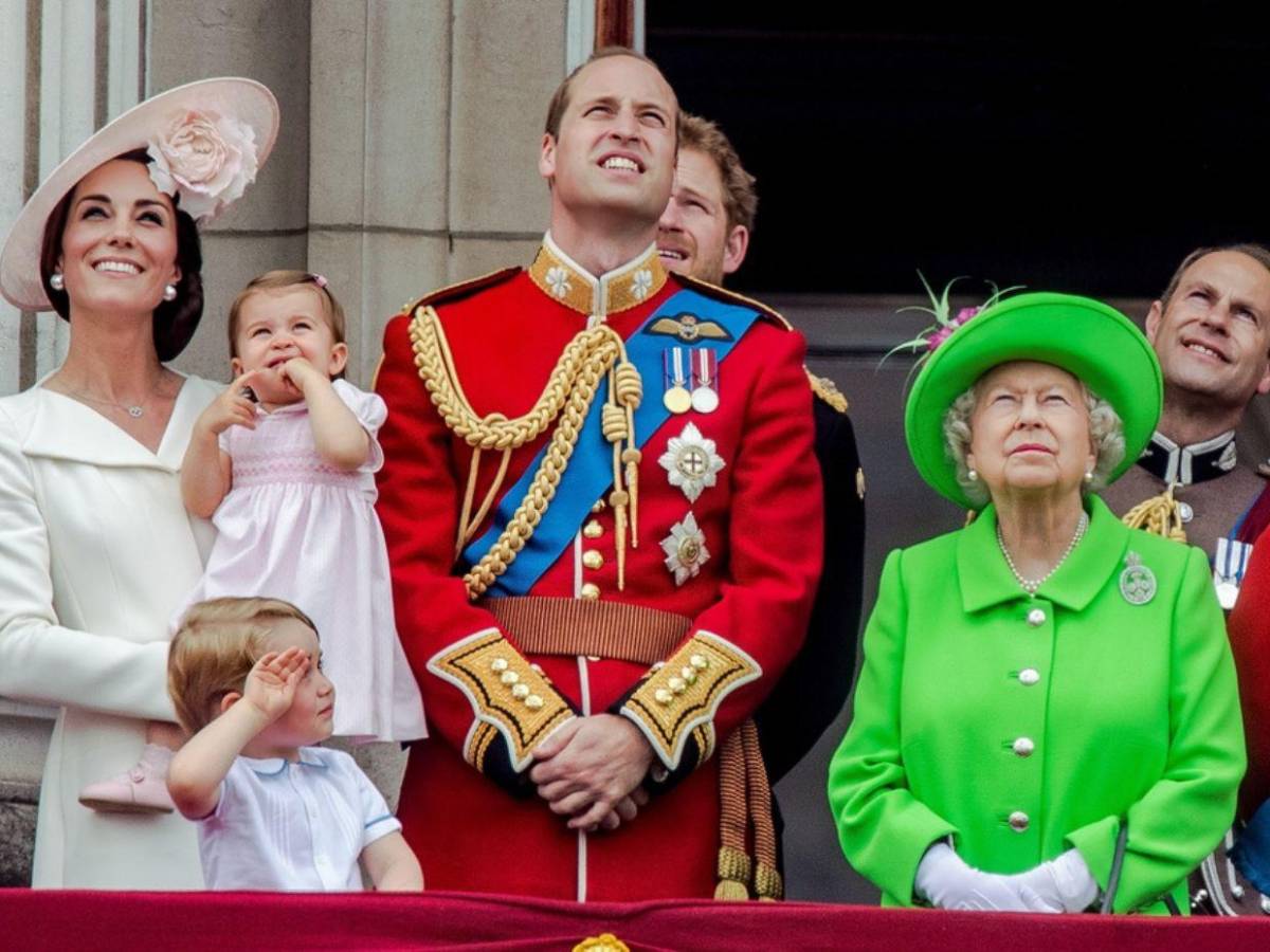 El libro que revela cómo Isabel II se distanció del príncipe Harry en sus últimos años