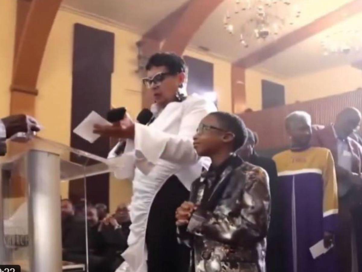 Pastor en Colombia afirma que Dios le reveló que su iglesia le dé dinero para dos iPhone 17