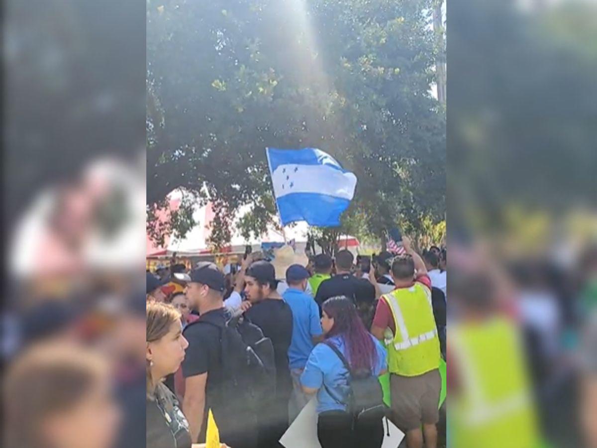 Decenas de hondureños se manifestaron junto a otros latinos por un mismo fin.
