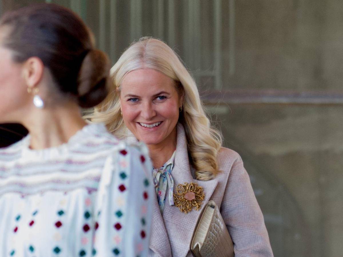 La princesa Mette-Marit habla sobre su vínculo con Epstein: Fui manipulada y engañada