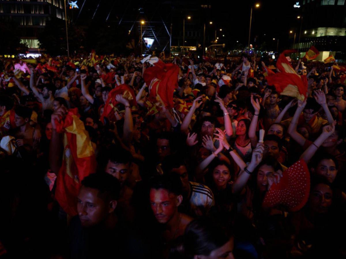 Lágrimas de felicidad y algarabía en las calles: así celebra España su segunda Copa del Mundo
