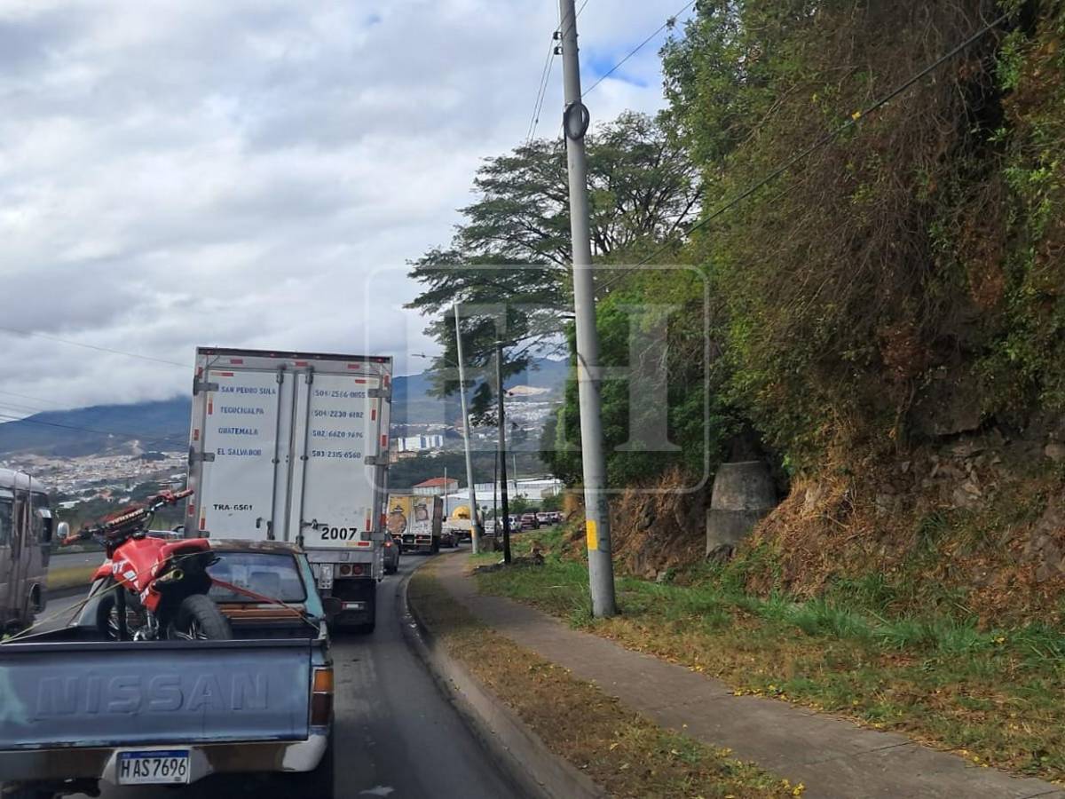 Caos vial en anillo periférico por cierre de puente Papa Francisco
