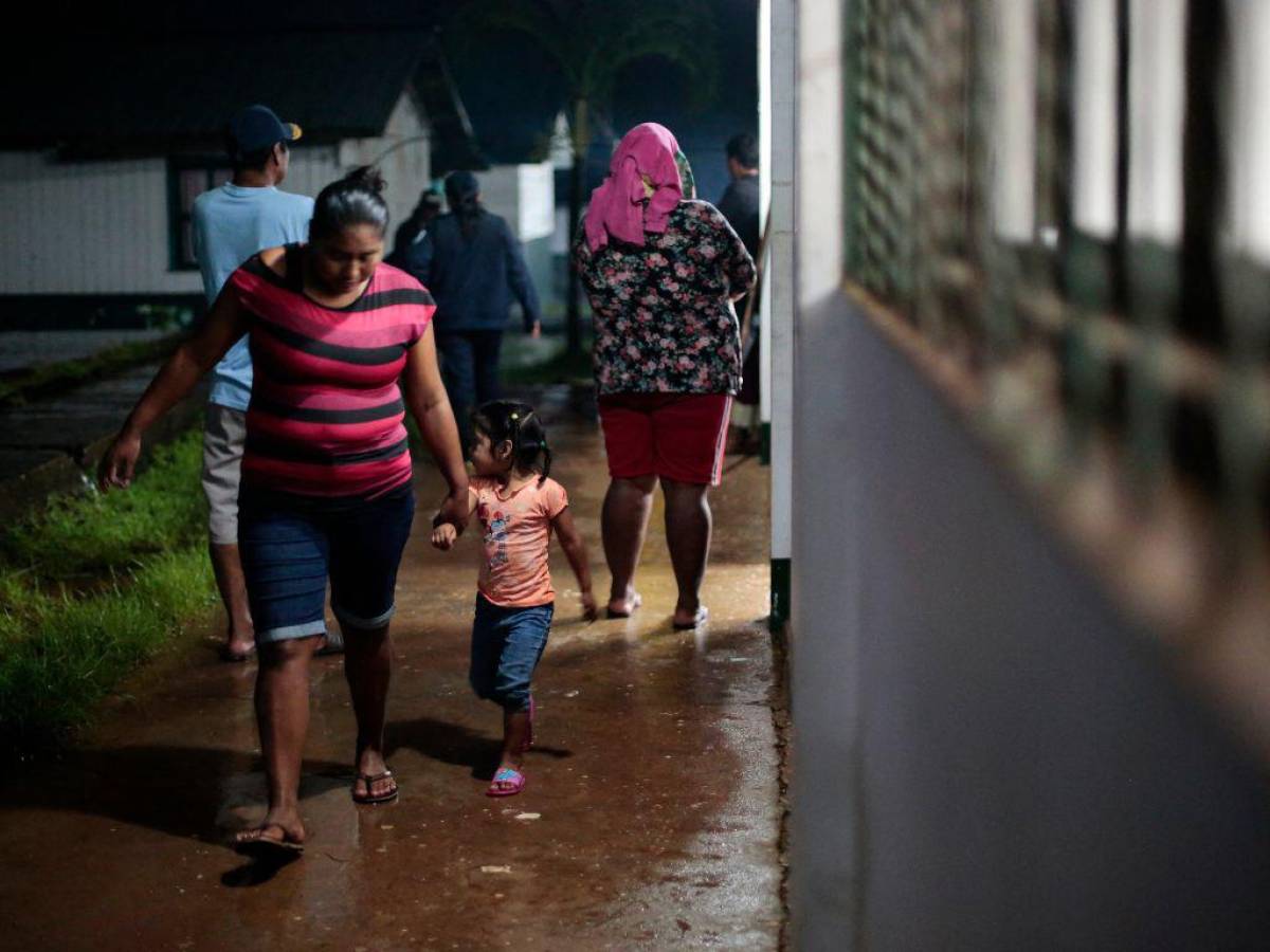 Tormenta Bonnie deja un muerto y daños en su paso por El Salvador