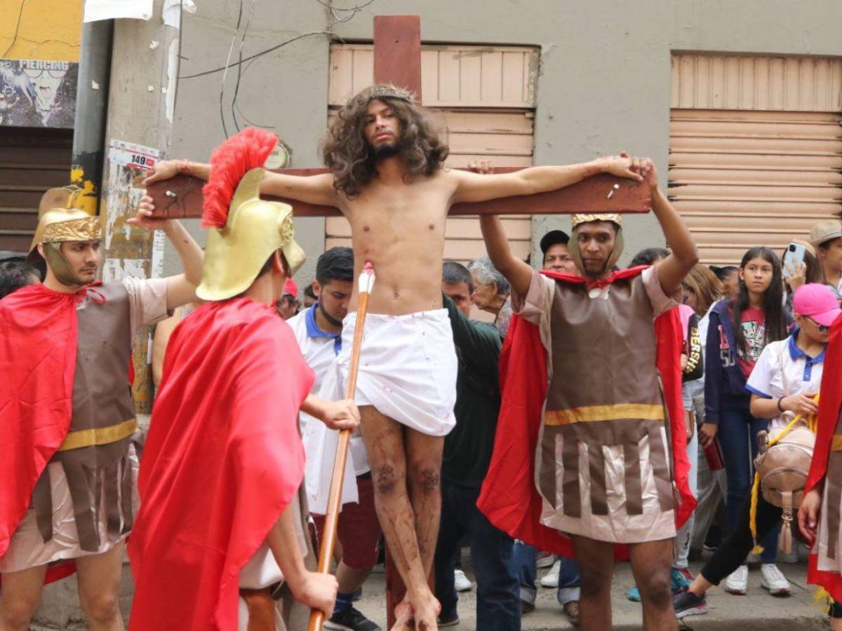 Juventud católica abraza la tradición y mantiene vivo el Vía Crucis