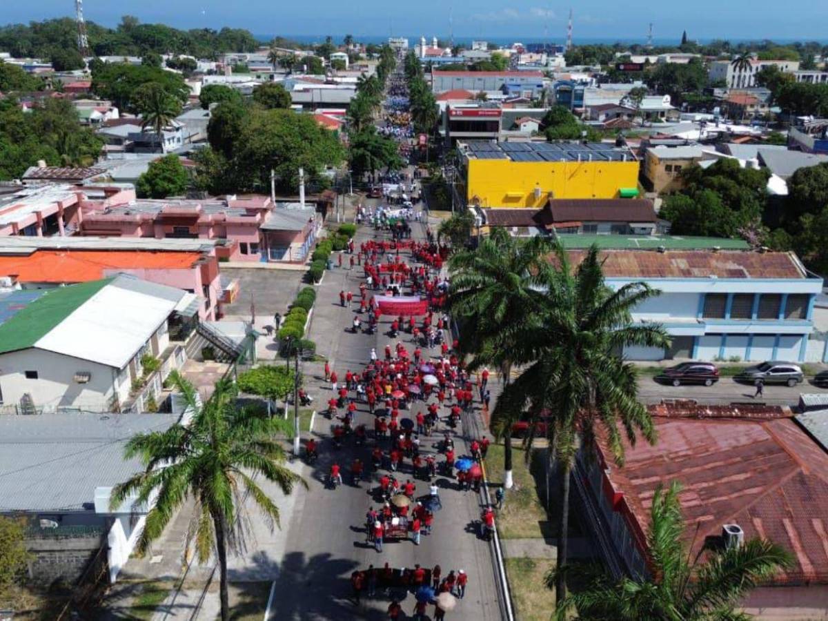 Con pancartas y exigencia de sus derechos, cientos marchan el Día del Trabajador en SPS