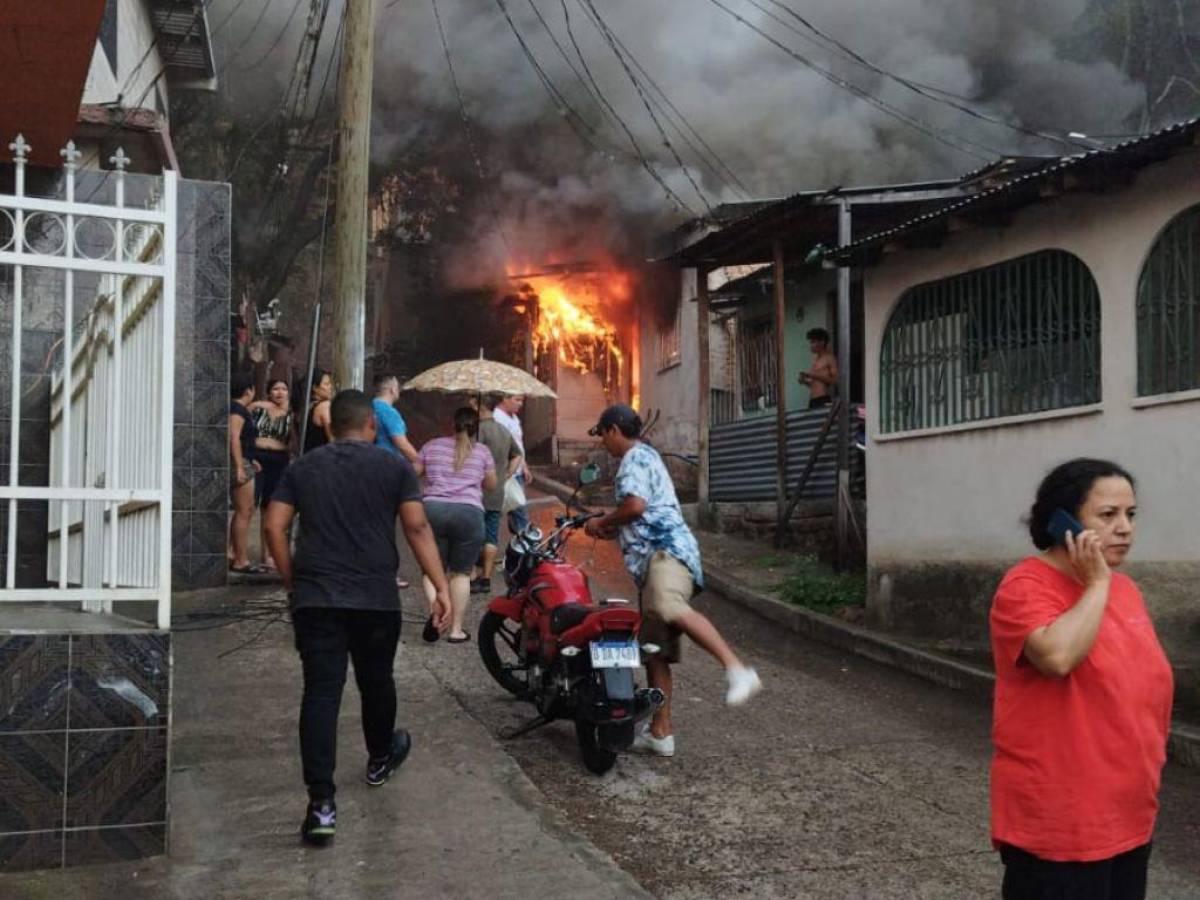 Voraz incendio consume vivienda en Barrio El Chile de la capital