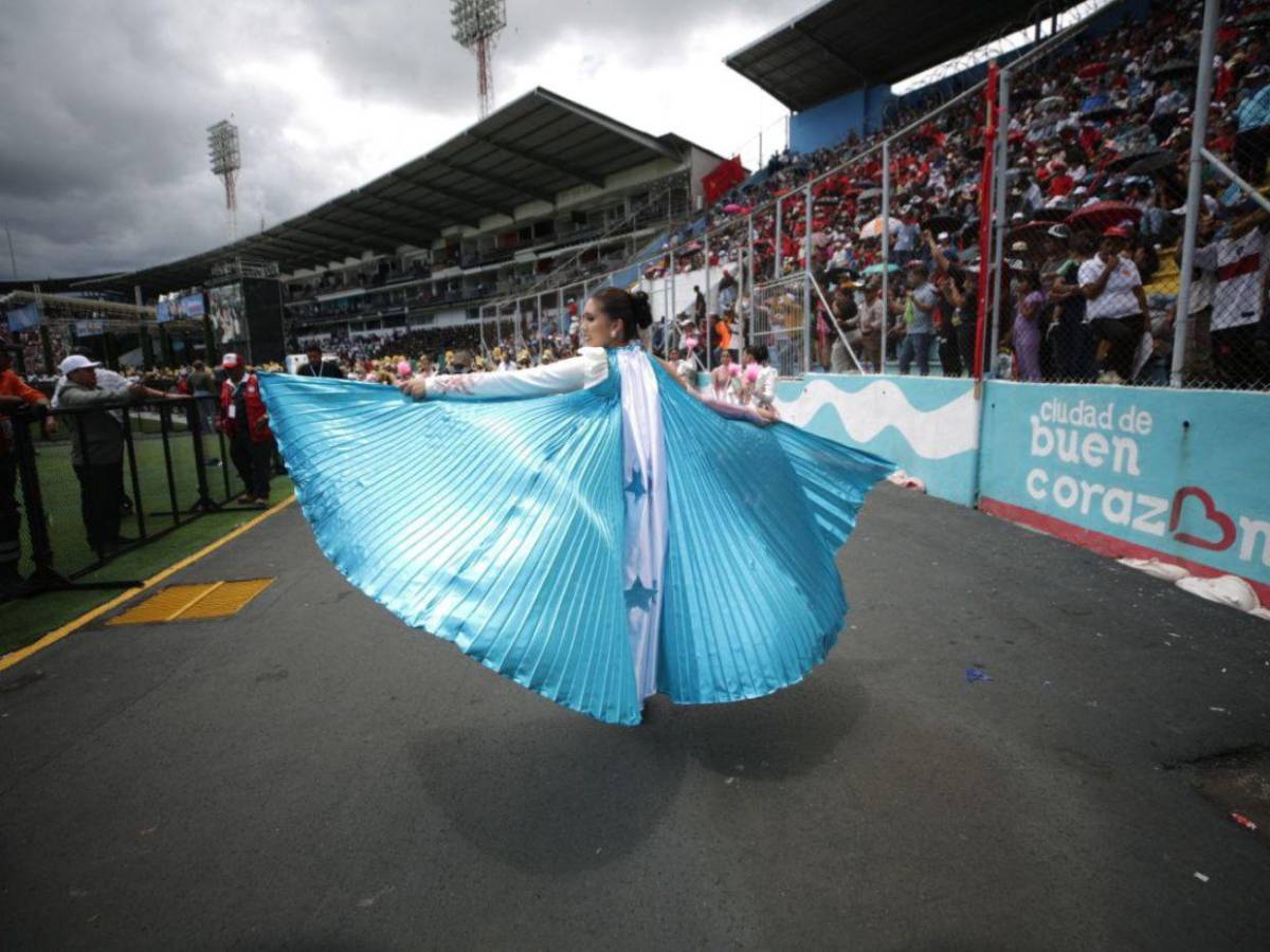 Capa bicolor y belleza destacan a la palillona Loany Alonzo Álvarez del Instituto Técnico Honduras