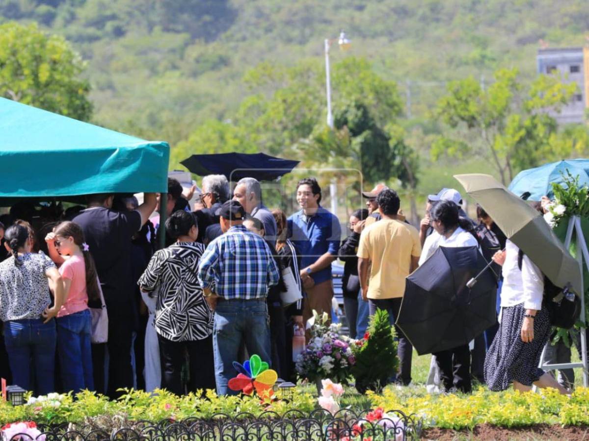 Doloroso último adiós a Claudia Garay, víctima del trágico derrumbe en la capital