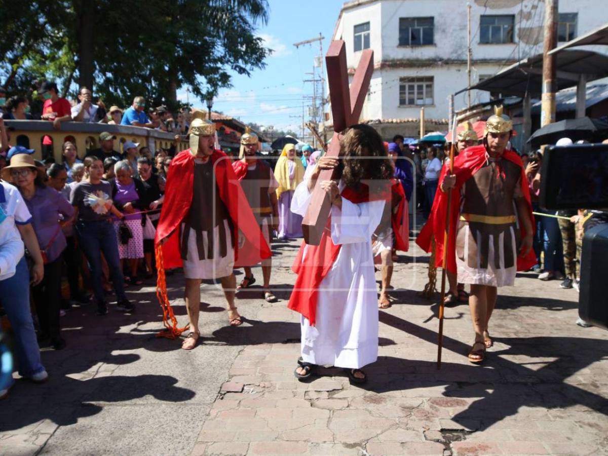 Desde su condena hasta su muerte: así se recorrieron las 14 estaciones del viacrucis