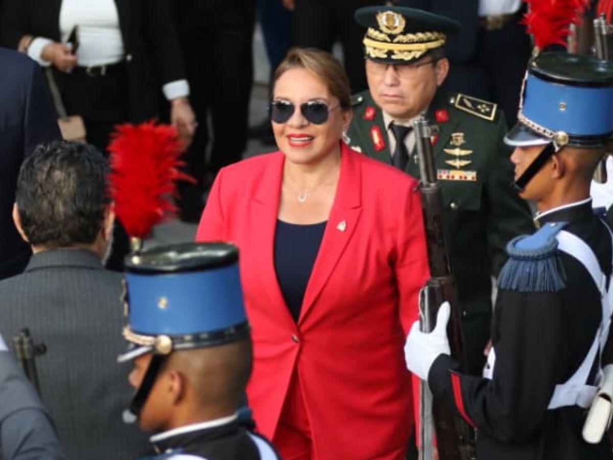 Presidenta Xiomara Castro llegó vestida con los colores de Libre a inauguración del mes patrio