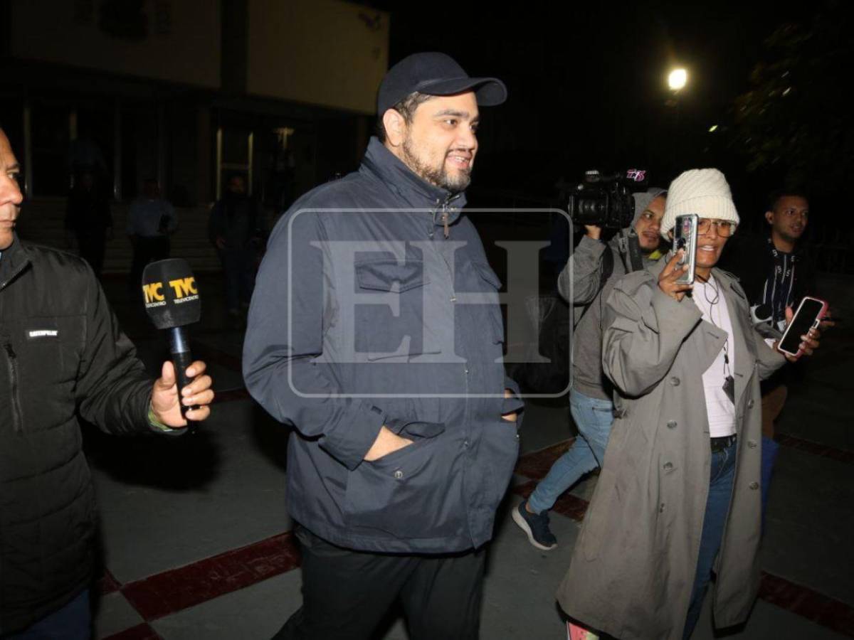 Con una sonrisa, así salió Cardona de la CSJ tras recibir arresto domiciliario