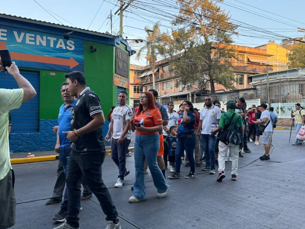 Lindas chicas, exministro sorprende y gesto de Javier López: Ambiente en el Motagua vs Génesis PN