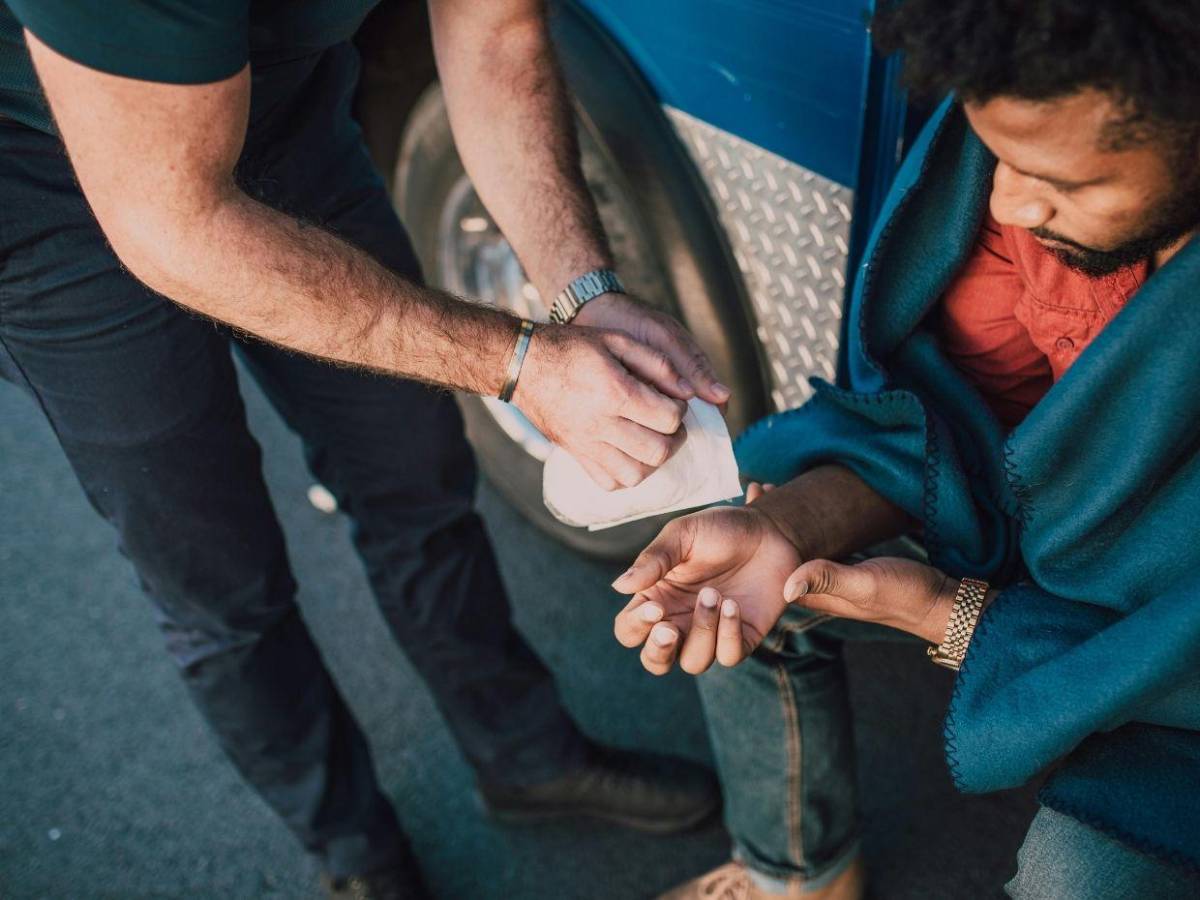 ¿Cuáles son los síntomas de la enfermedad del gusano barrenador en humanos?