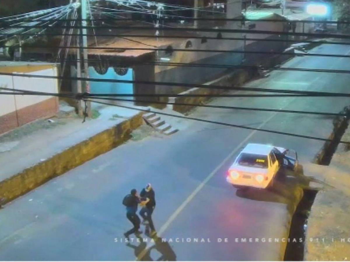 VIDEO: Joven escapa de hombre que bajó de un taxi para atacarlo en la colonia Kennedy