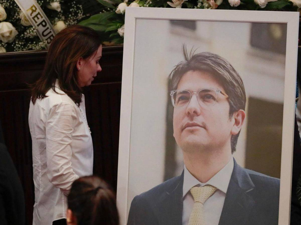 Políticos y familiares asisten al funeral de Miguel Uribe Turbay en el Congreso colombiano