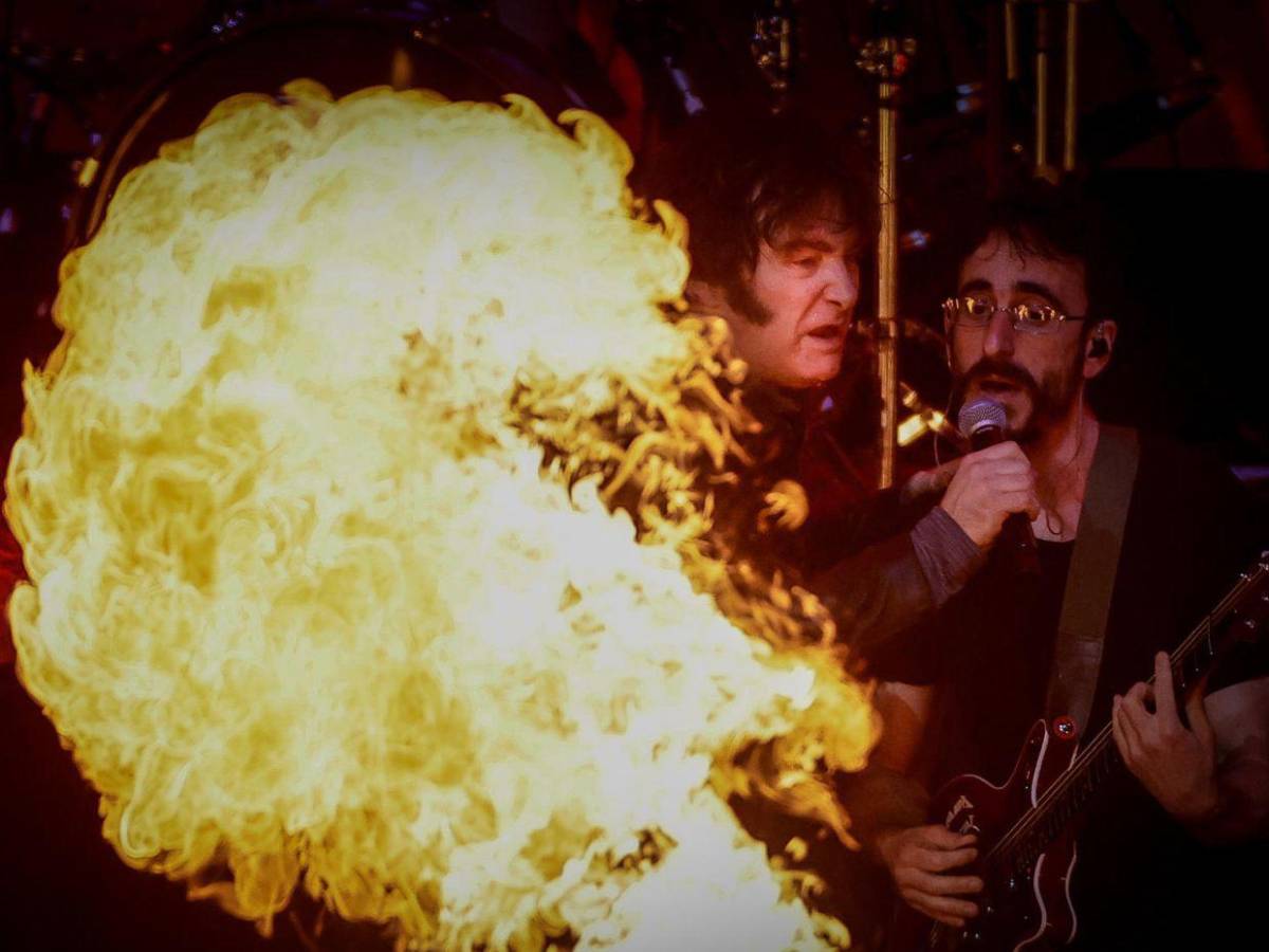 Cantó una hora como una estrella de rock: Milei ofrece concierto en Argentina