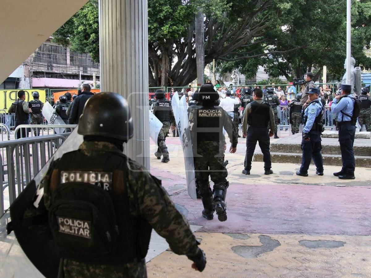 Colectivos de Libre presentes en bajos del Congreso Nacional tras convocatoria de Redondo