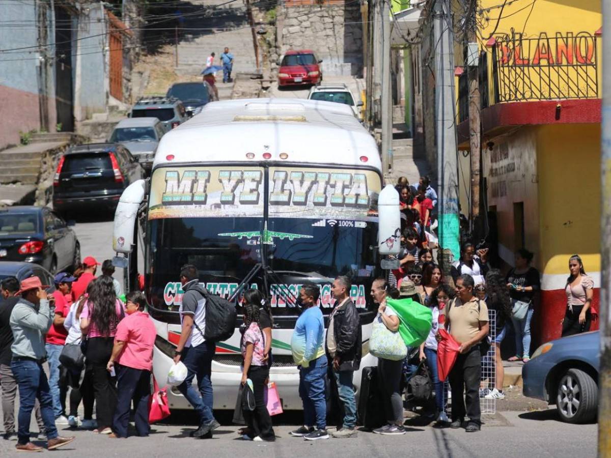 Capitalinos llenan terminales de buses para vacacionar durante Semana Santa Capitalinos llenan terminales de buses para vacacionar durante Semana Santa