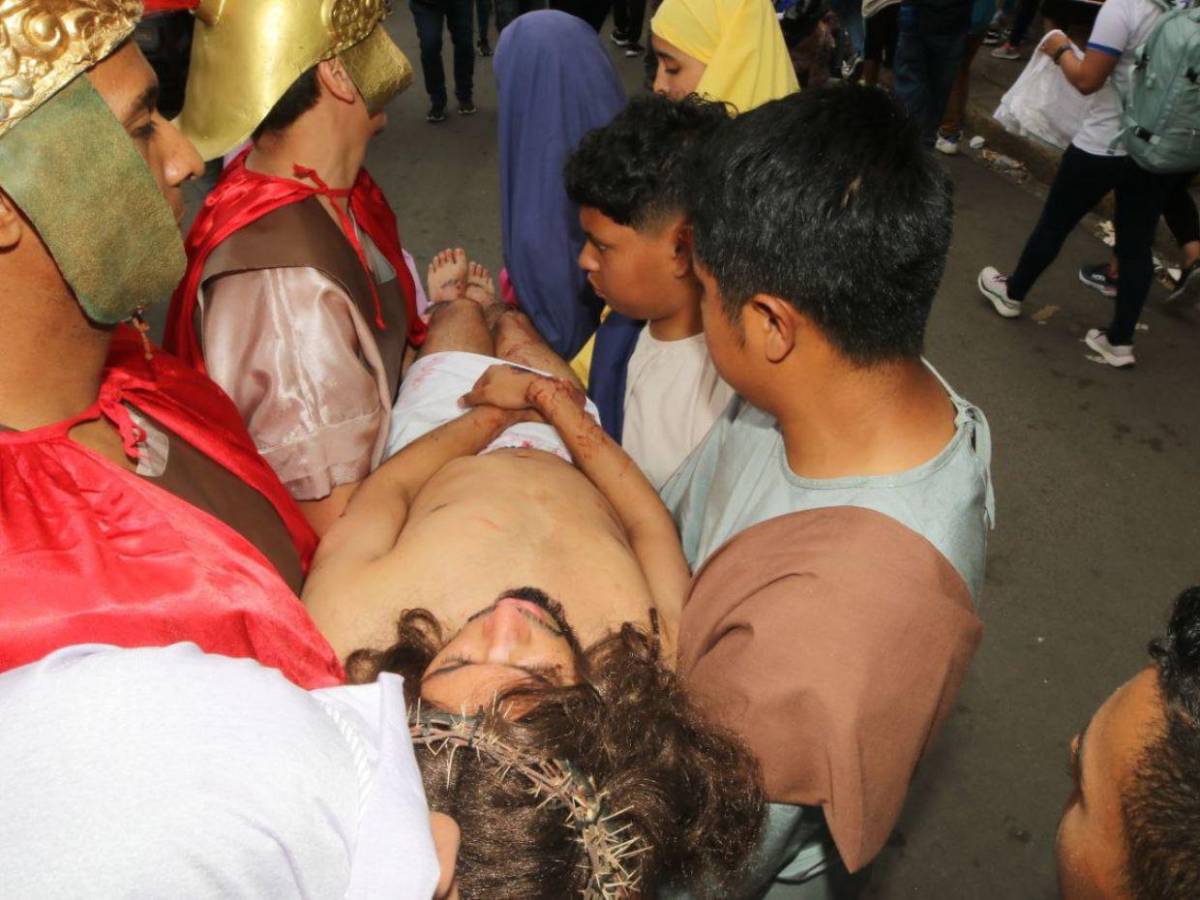 En Fotos: la agonía en la crucifixión de Jesús durante el Vía Crucis de Viernes Santo