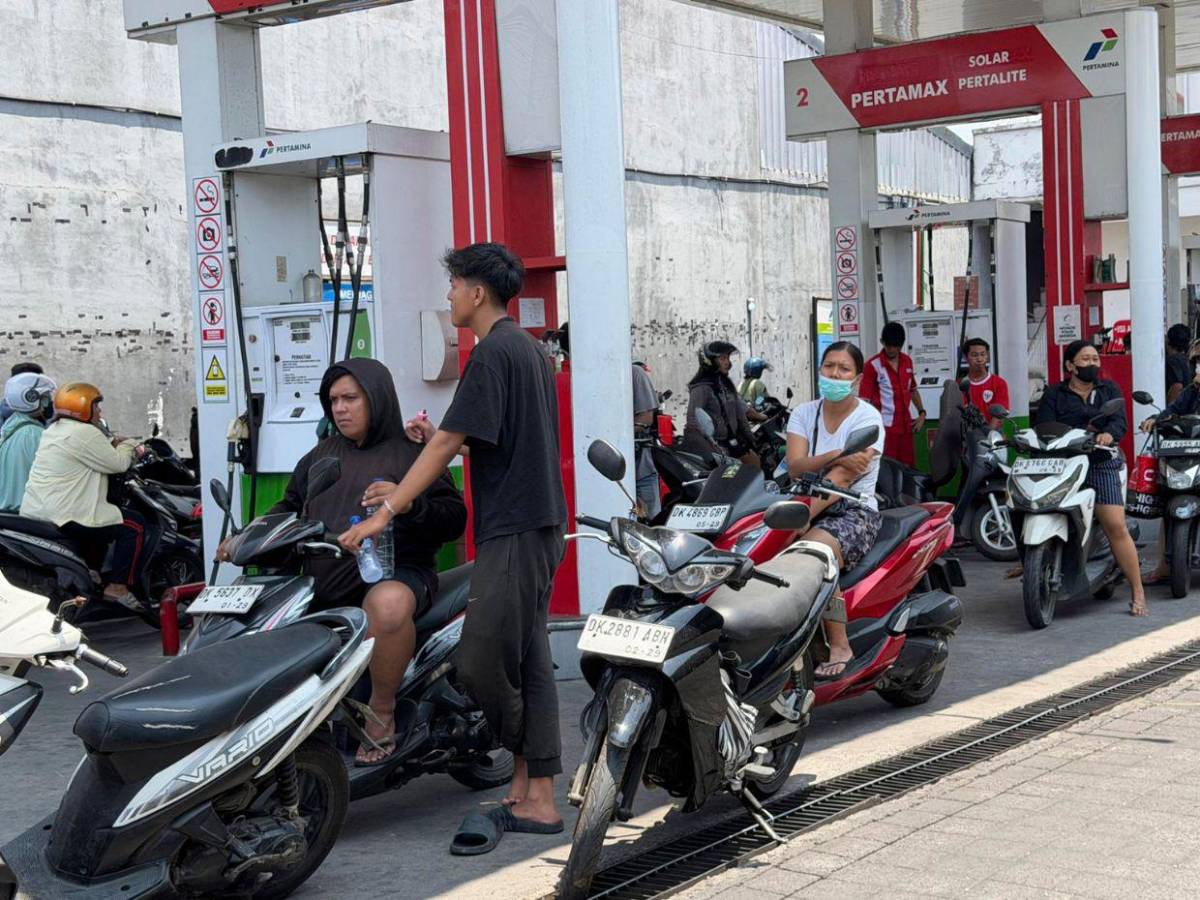 Escasez de combustible provoca largas filas en Bali