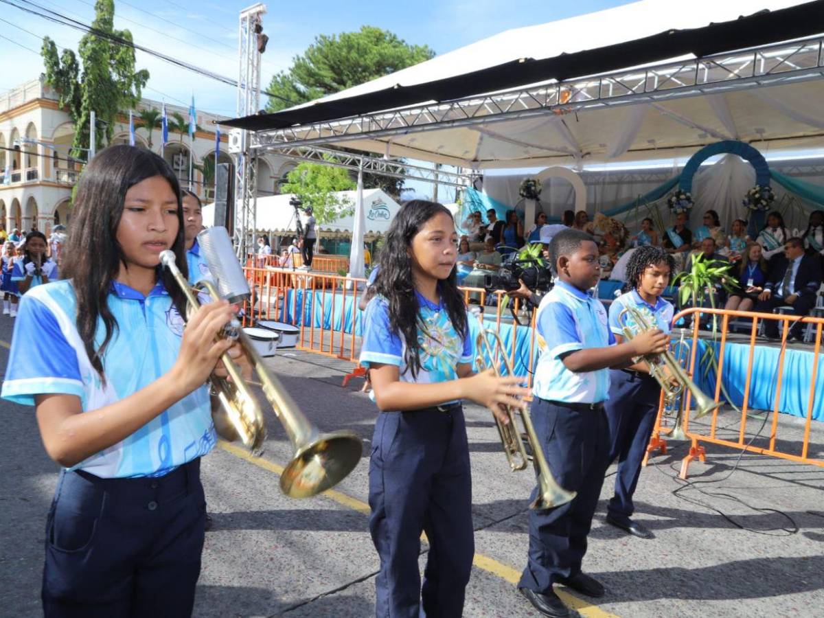 Centros educativos celebraron independencia con música y baile en los desfiles por toda Honduras