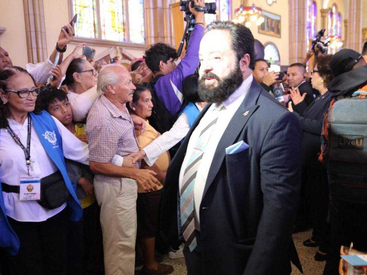 Gabinete de gobierno, políticos y diplomáticos ante la Patrona de Honduras