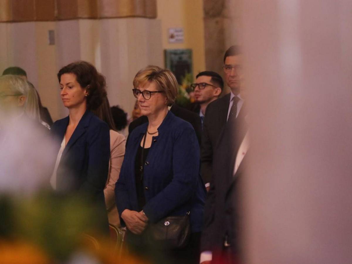 Gabinete de gobierno, políticos y diplomáticos ante la Patrona de Honduras