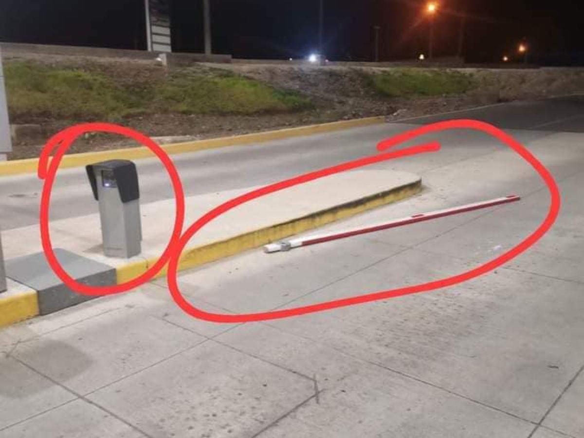 Foto del momento en que la tranca de entrada y salida de unos de los acceso al Aeropuerto Palmerola.