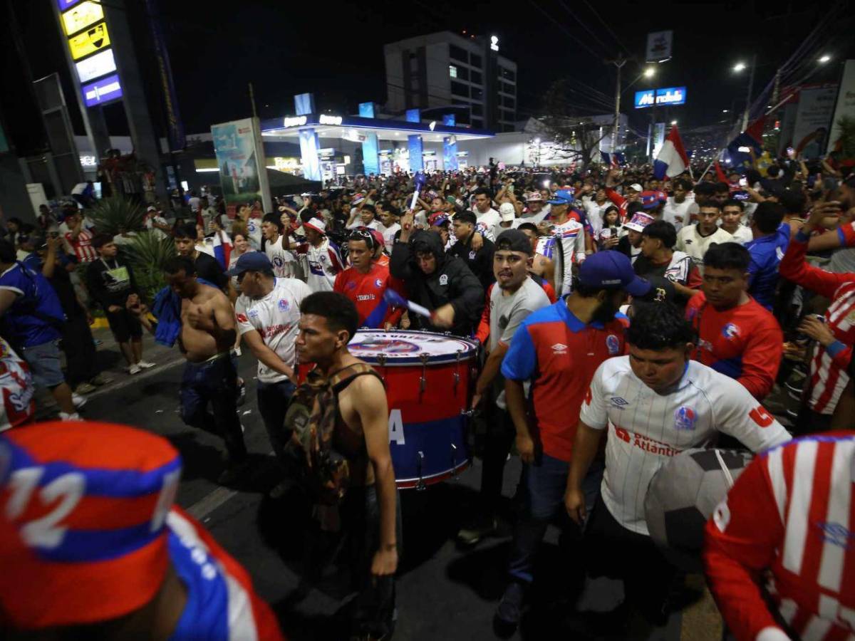 ¡Locura en bulevar Morazán! Así festejan los olimpistas el título 39