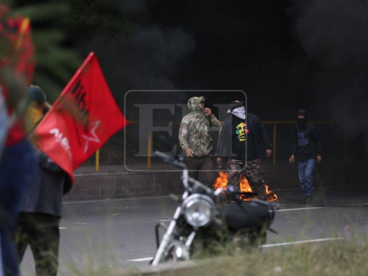 Encapuchados y quemando llantas, colectivos de Libre obedecen a movilización de Mel Zelaya