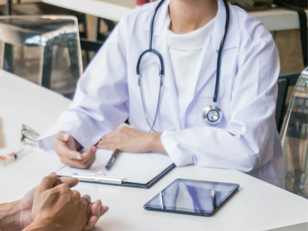 La niña llegó en busca de ayuda al centro de salud: Por agresiones sexuales condenan a doctor