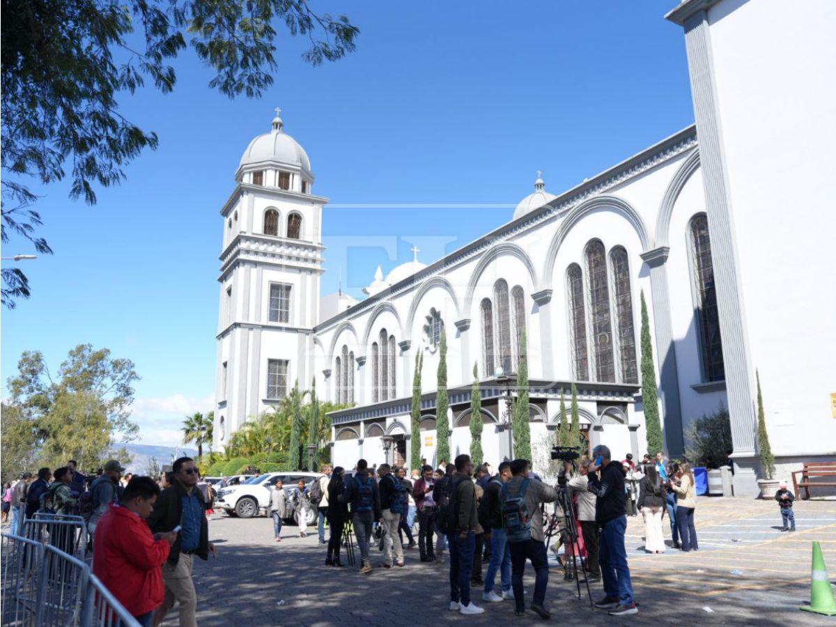 Ofrendas florales y velas: feligreses llegan para el aniversario de la Morenita