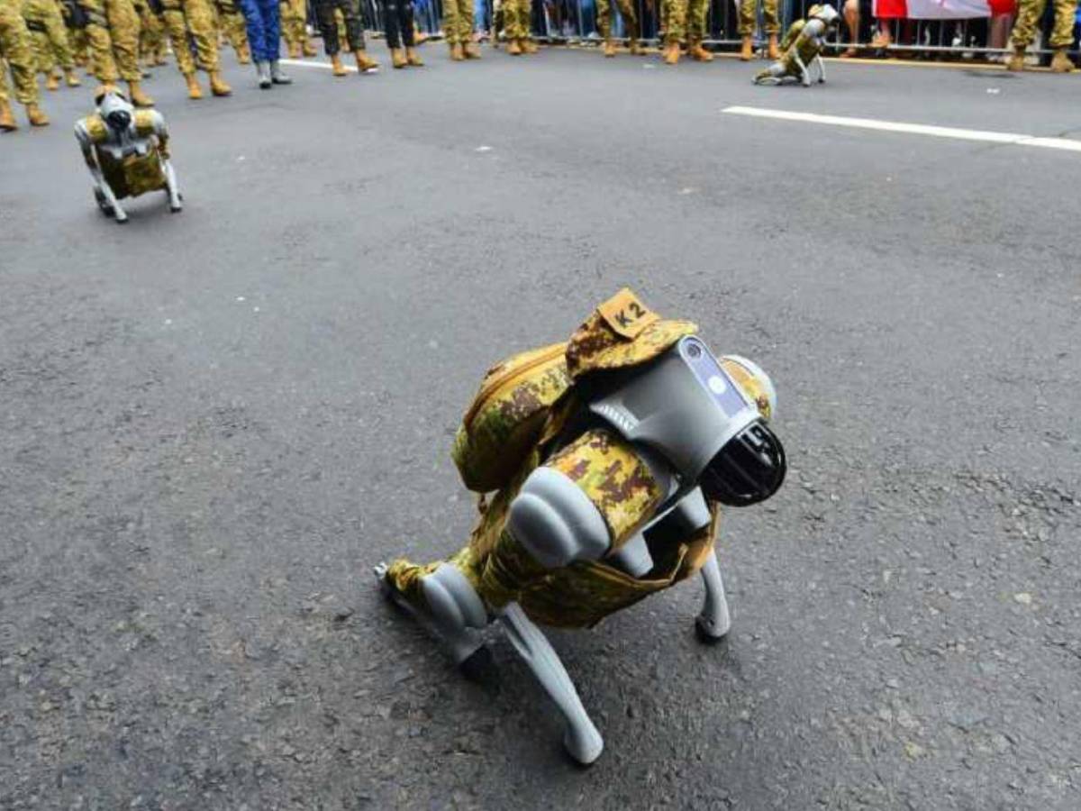 FOTOS: Perros robot sorprenden durante desfile de Independencia en El Salvador