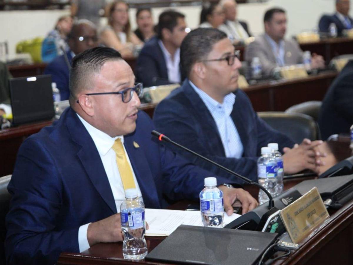 “Ya aburren”: José “Joche” Villanueva estalla ante críticas por haber sido diputado