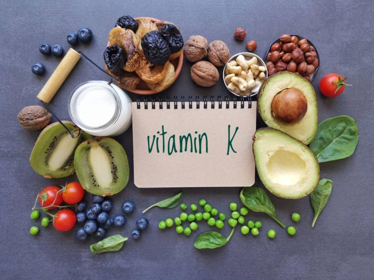 Vitamina K: La aliada definitiva contra ojeras, rojeces y problemas de coagulación