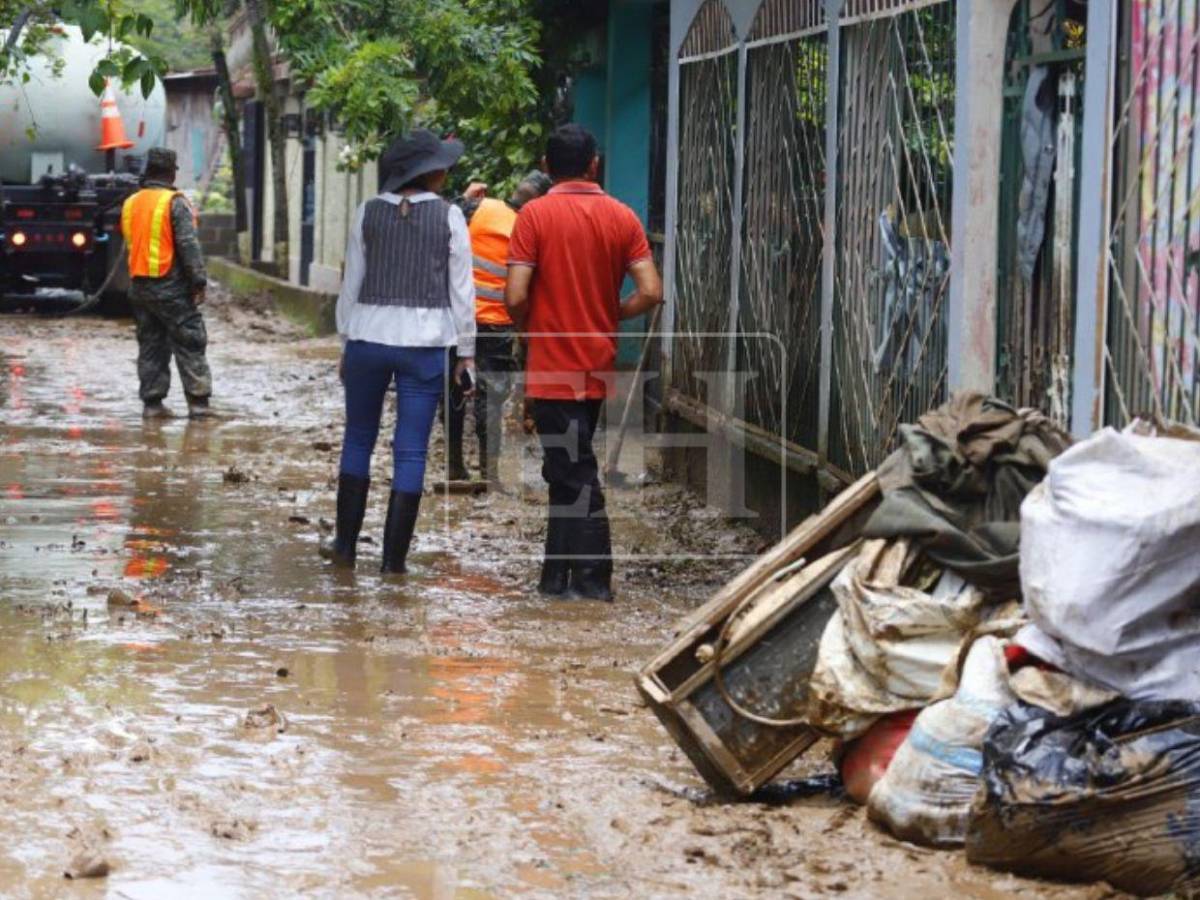 Casas llenas de lodo: ciudadanos en Santa Cruz de Yojoa hacen limpieza tras inundaciones
