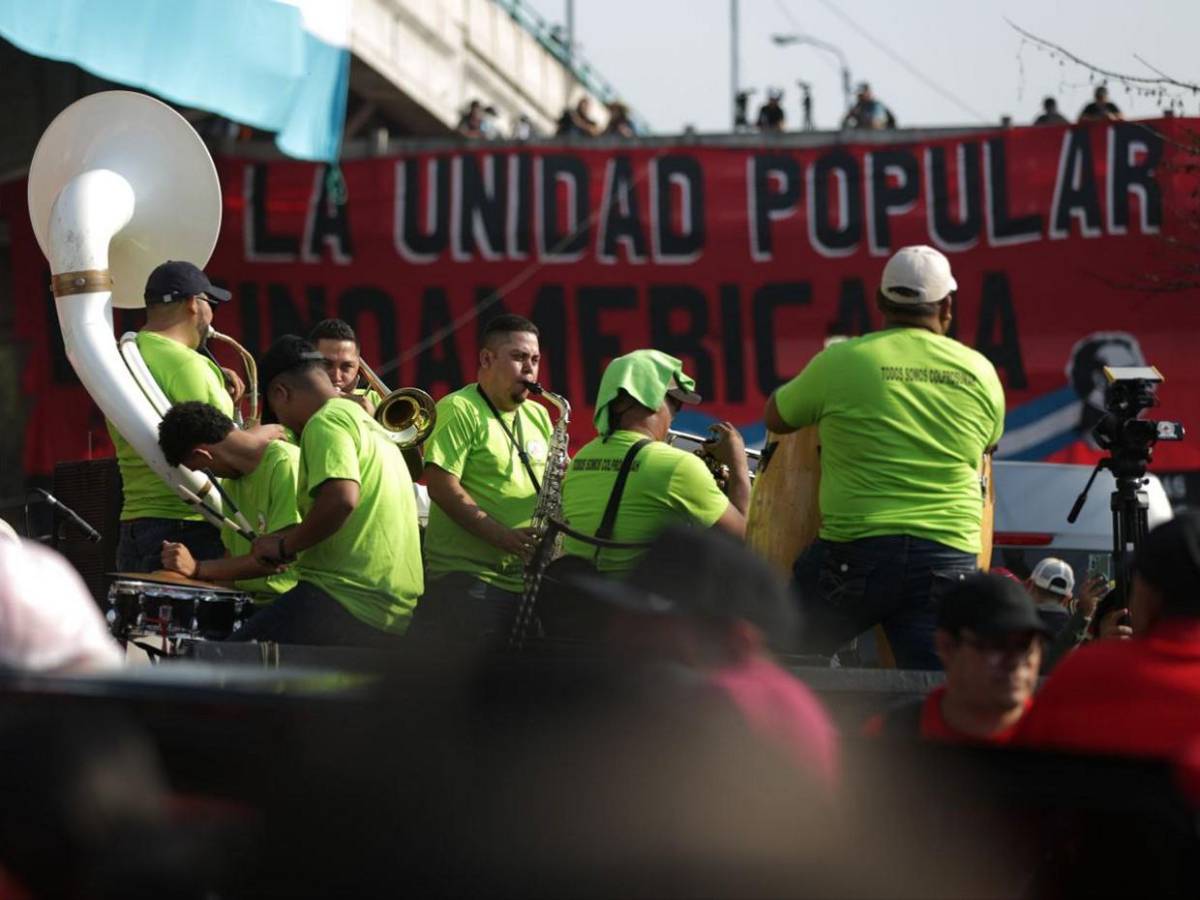 Con retrasos y politizada, inicia marcha del Día del Trabajador en Tegucigalpa