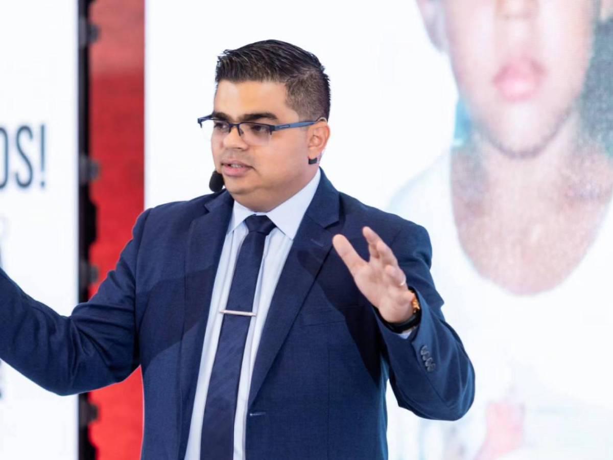 Kervin Arriaga desata polémica tras sacarle una horchata a Rely Maradiaga: ¿Qué lo provocó?