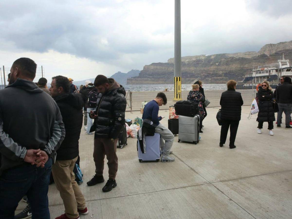 Miles de personas huyen de Santorini por constantes terremotos