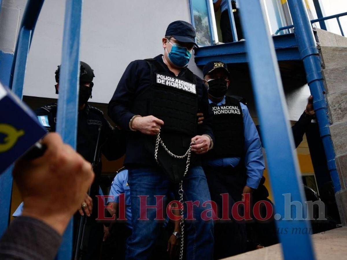 Juan Orlando Hernández fue esposado de las manos y los pies.