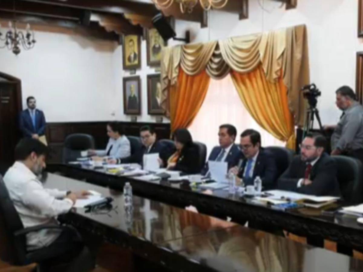 En fotos: Johel Zelaya responde ante comisión investigadora en proceso de juicio político