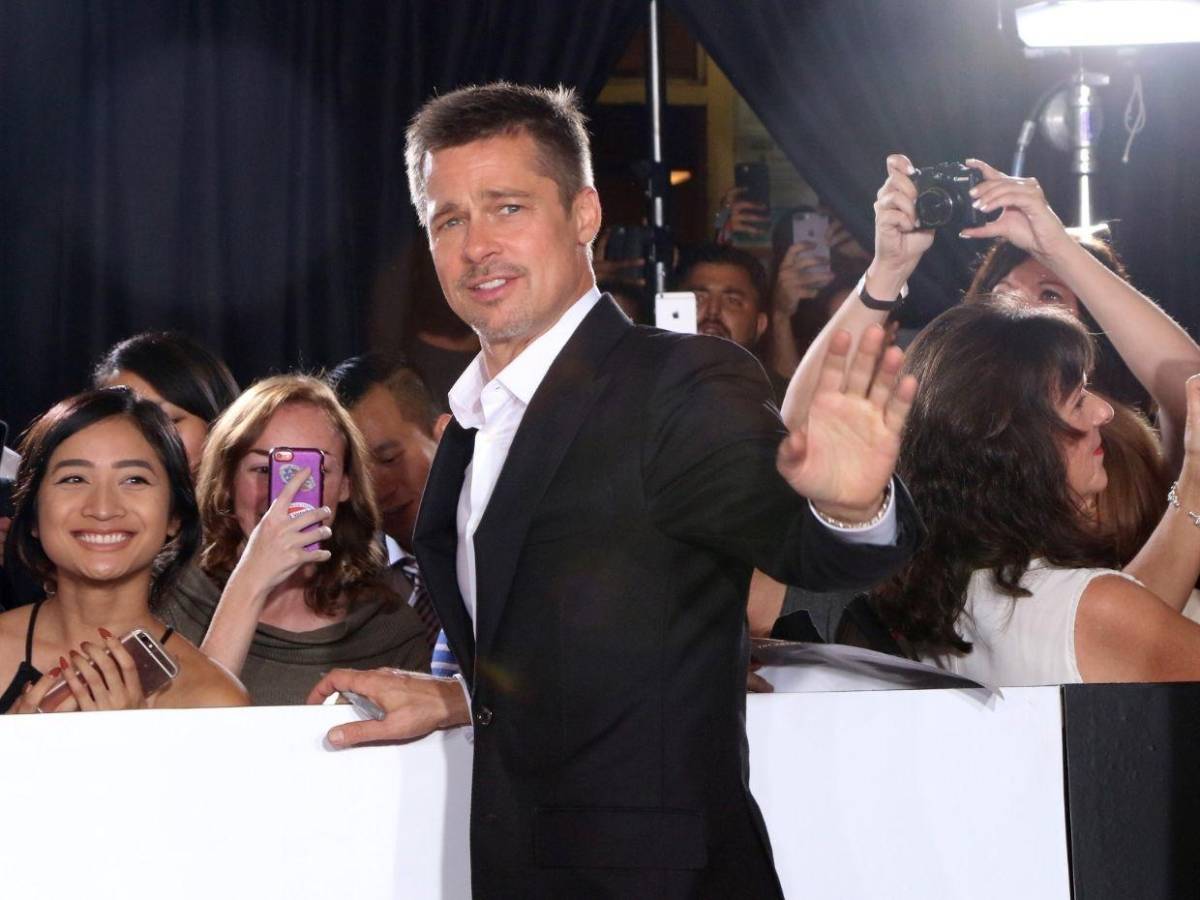 Mujer creyó tener una relación con Brad Pitt y fue a esperarlo al aeropuerto