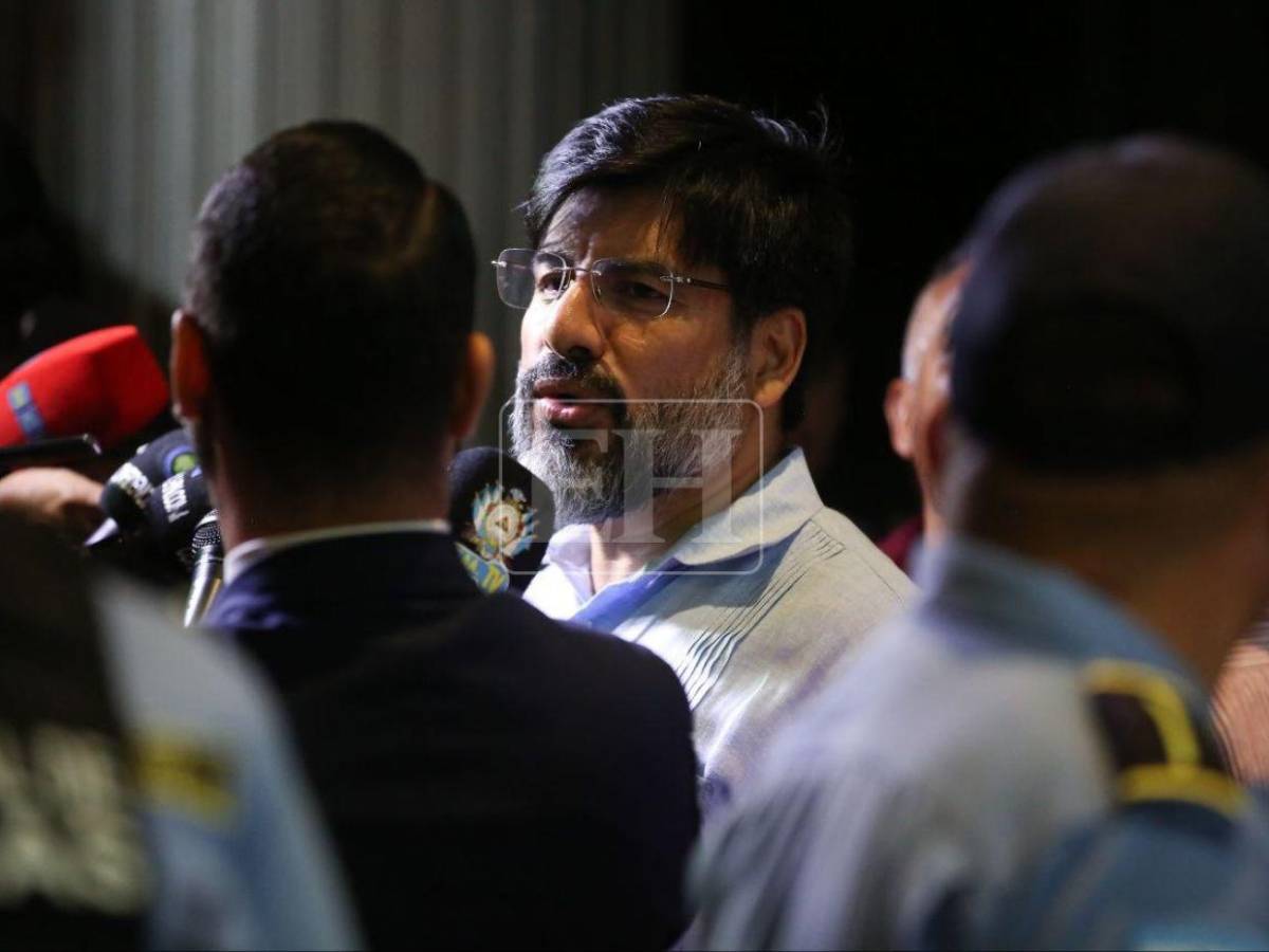 Con el puño en alto y con una sonrisa: así salió Johel Zelaya del Congreso