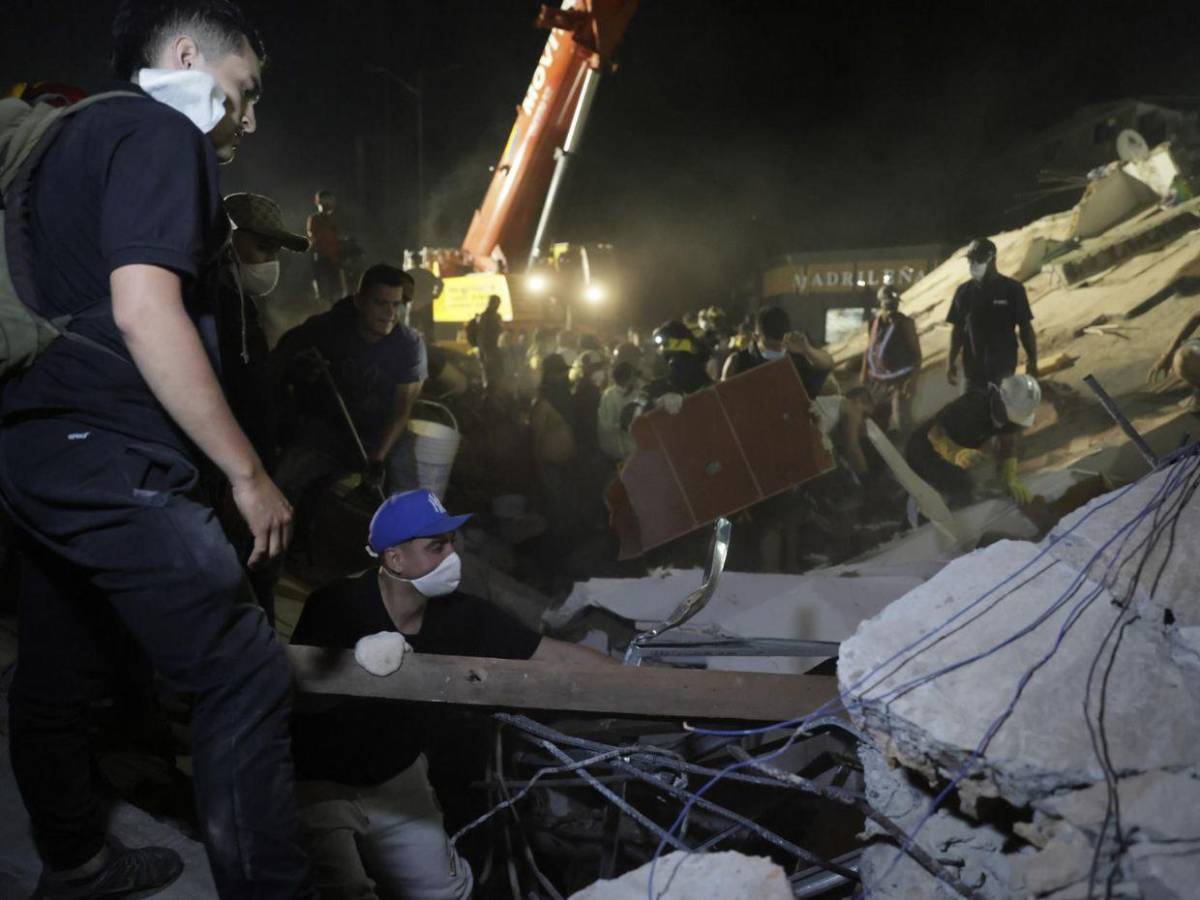 En fotos: Las primeras luces del día revelan la magnitud del terremoto en Colombia