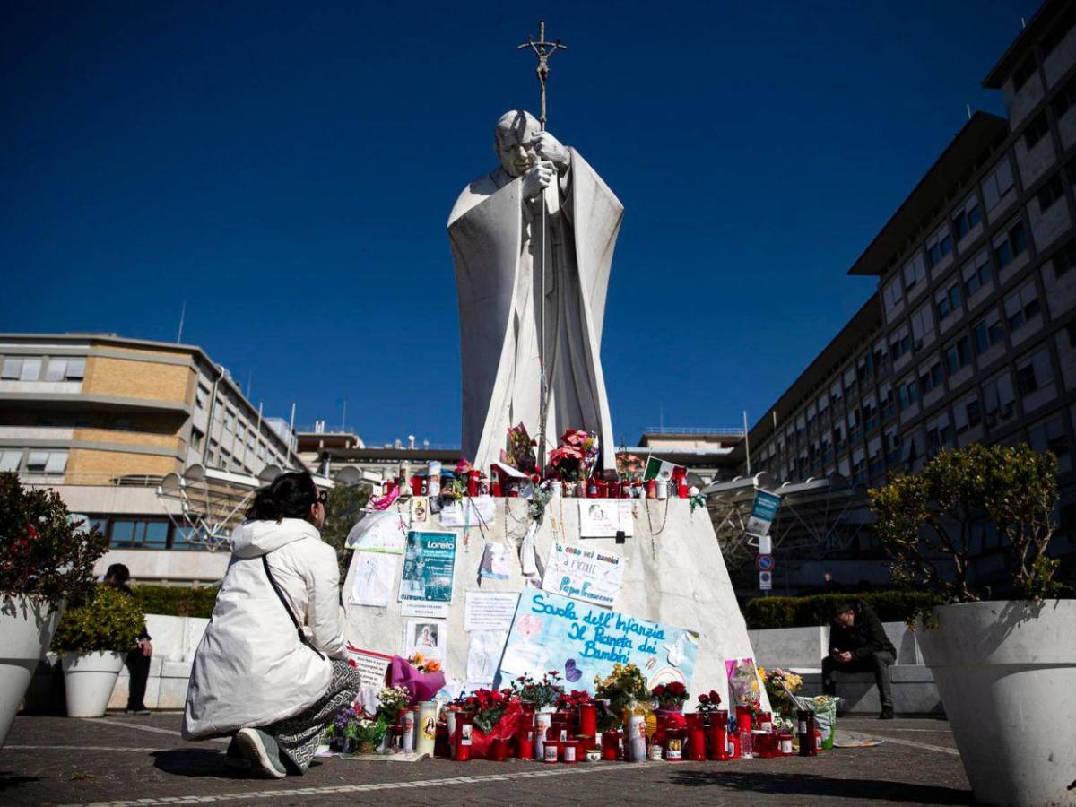 Fieles rezan frente hospital donde está el papa Francisco, que se mantiene estable