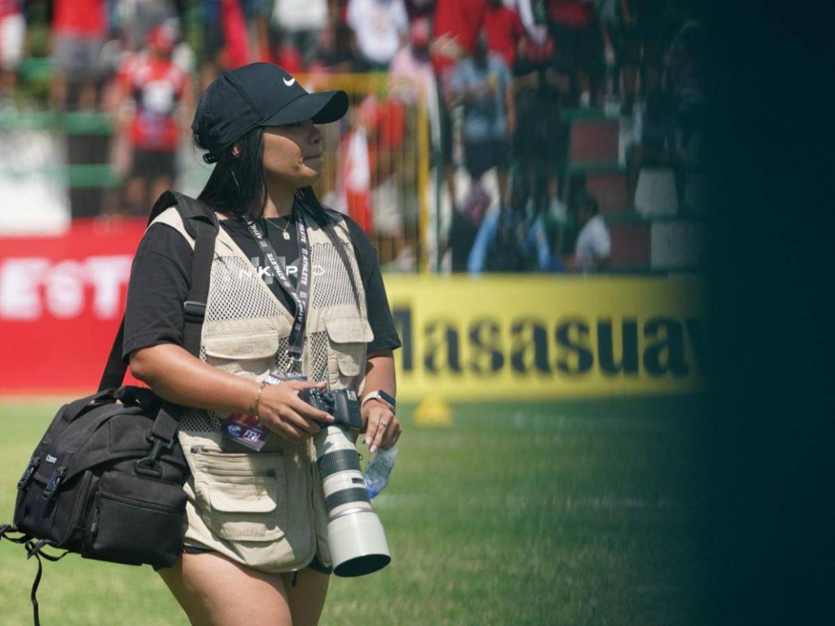 Hermosas aficionadas llegan al estadio Rubén Deras para la finalísima de ascenso