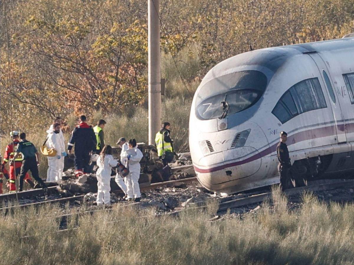 Sé que está ahí: familias mantienen la esperanza tras accidente de trenes en Toledo