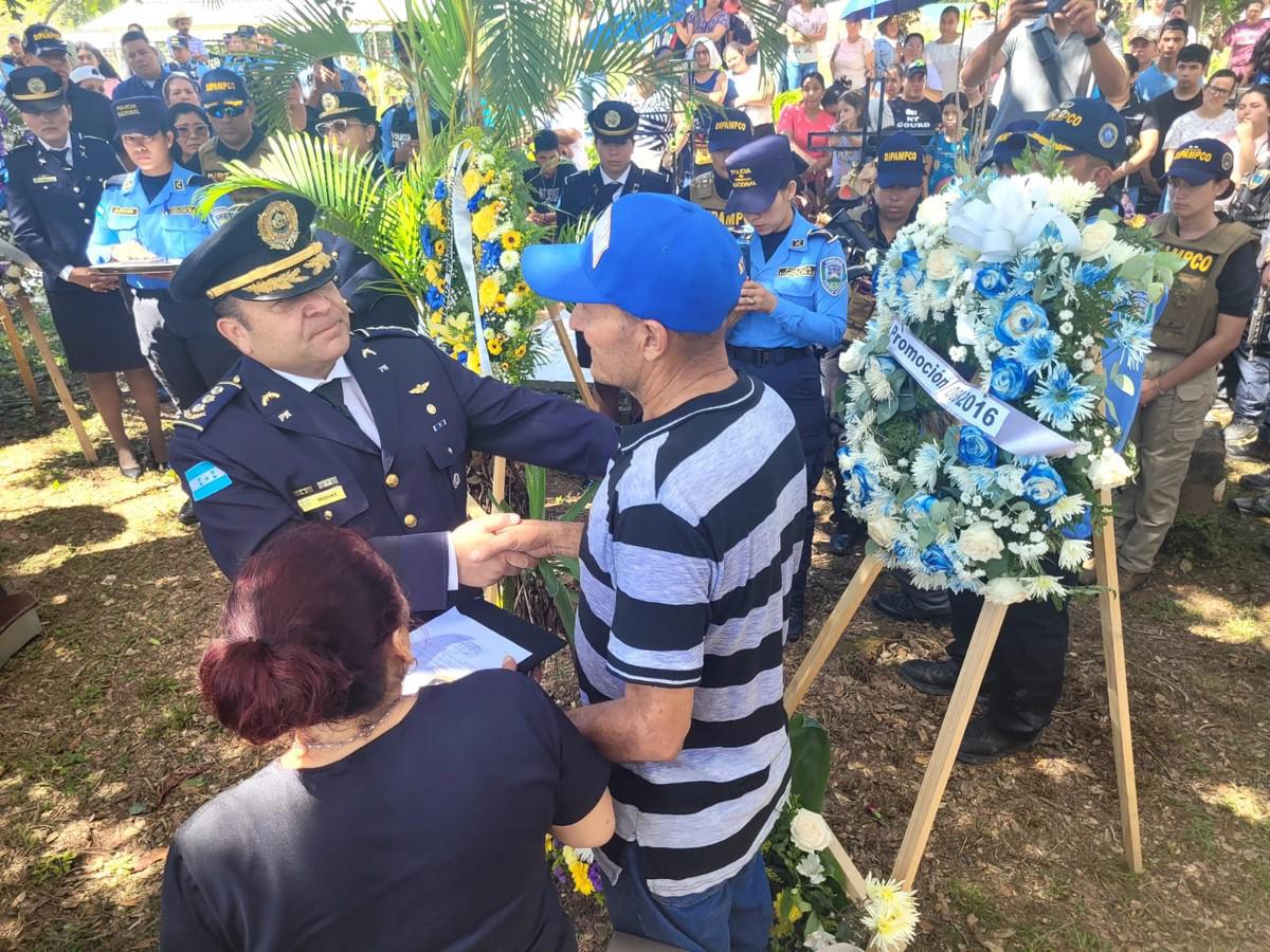 Familiares de Cristian Javier estrechan la mano de una autoridad policial durante los homenajes hechos en el sepelio.